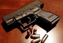 Se le dispara el arma en una iglesia cuando discutía con su mujer sobre el tiroteo en otra iglesia