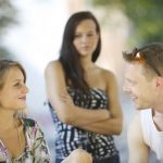 ¿Por qué las mujeres engañadas se enojan con la amante y no con su pareja?