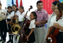 Dotan de instrumentos musicales a colegios de los Distritos I y V de Managua