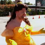 James Corden recrea ‘La Bella y la Bestia’ en un semáforo