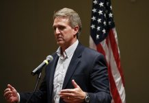 Senador Jeff Flake critica a Trump por sus amenazas sobre el muro