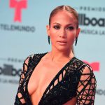 JLo es atacada en redes por presumir regalo navideño