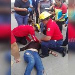 Motociclista es lanzada por los aires tras impactar con un taxi