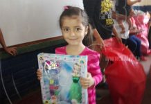 Niños y niñas de primaria reciben sus juguetes en Nueva Guinea
