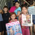 Grandes sonrisas en niños y niñas de Tipitapa que reciben sus juguetes