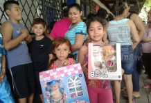 Grandes sonrisas en niños y niñas de Tipitapa que reciben sus juguetes