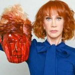 Kathy Griffin posa con la ‘cabeza’ de Trump y causa polémica