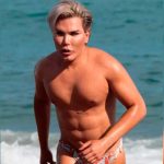 ¿El Ken humano con novia? mirá la escandalosa foto