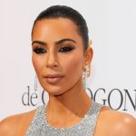 Kim Kardashian causa polémica al usar vestido con la imagen de la Virgen María