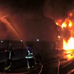 VIDEOS, FOTOS: Se desata un gran incendio en una fábrica de pintura en Londres