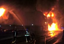 VIDEOS, FOTOS: Se desata un gran incendio en una fábrica de pintura en Londres