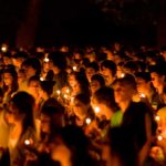 Jóvenes latinos hacen vigilia antiviolencia pandillera en Chicago