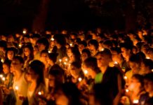 Jóvenes latinos hacen vigilia antiviolencia pandillera en Chicago