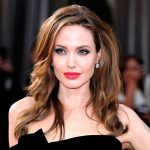 Insólito: Joven se opera 50 veces para parecerse a Angelina Jolie