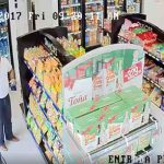Managua: Graban a sujeto robando cervezas en gasolinera