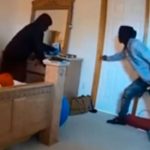 Mujer escucha extraños ruidos y luego le pasa lo peor