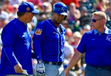 Cheslor sale de juego tras ser golpeado por JC