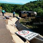 Mueren dos extranjeros en vuelco de camioneta en León
