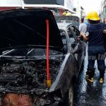 Carro se prende en llamas en el centro de la ciudad de León