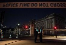 El hombre que atacó a policías delante del palacio de Buckingham fue procesado por la ley antiterrorista