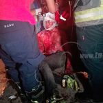 Joven recibe brutal machetazo en pelea de pandillas