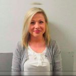 Maestra acusada de tener sexo con alumno posa sonriente en su foto de fichaje