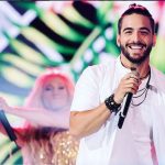 La reacción de Maluma cuando una fan subió al escenario para besarlo