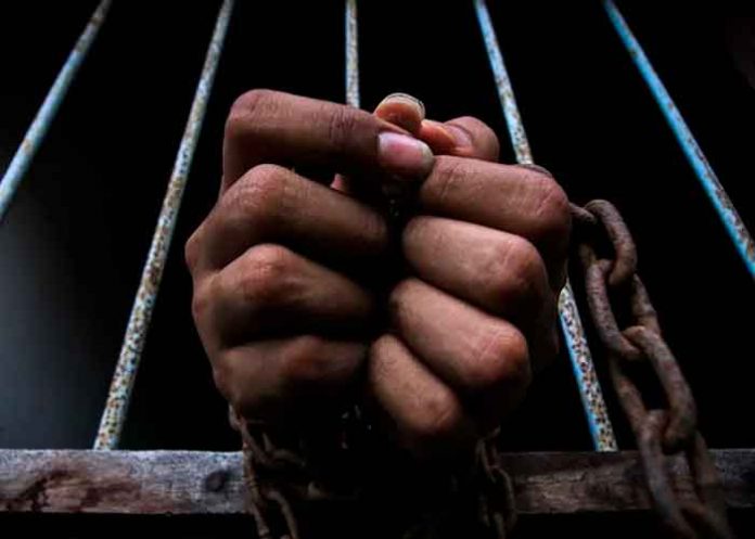 China, jaula, hombre demente, tratamiento,