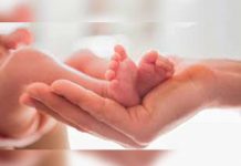 Mujer logra ser madre a los 60 años, pero se queda sin marido