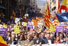España: Marchan en contra de la independencia de Cataluña