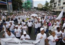 Miles de personas marcharon en defensa de la familia tradicional en Panamá