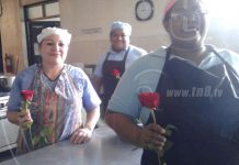 Rosas y mariachi para madres en el Hospital Lenín Fonseca
