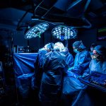 Insólito: Nace el primer bebe de un útero trasplantado (VIDEO)