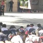 Policías enseñan a niños a fingir que están muertos en caso de tiroteo (VIDEO)