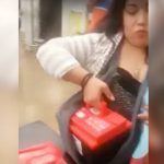 Mexicana utiliza a su bebé para robar dos baterías de automóvil en un centro comercial (VIDEO)