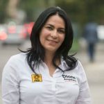 Funcionaria mexicana muestra cómo poner un condón con la boca