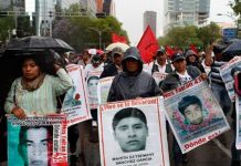 Marchan padres de los 43 en México a 30 meses de la tragedia