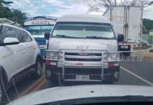 Video: Microbús y taxista desafían el peligro en Carretera Sur