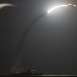 EE.UU. lanza al menos 50 misiles de crucero contra una base aérea en Siria