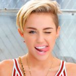 Miley Cyrus posa denuda en la cama y con sus mejores amigos