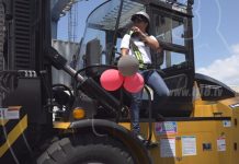 Operadora de montacargas, ejemplo de mujer trabajadora en Nicaragua