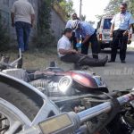 Managua: Motorizado lesionado al chocar con un taxi