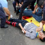 Motociclistas sufren lesiones al impactar contra una camioneta en el Bo. Waspán Sur