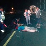Motociclista entre la vida y la muerte al sufrir accidente