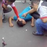 Taxista agrede brutalmente a motociclista por accidentarlo