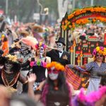 México: Recuerdan a víctimas del terremoto en desfile del día de los muertos