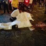 Abuelo y nieto mueren bajo las llantas de un camión