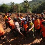 Aumentan a 34 los muertos por riadas y avalanchas en isla indonesia de Java