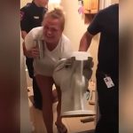 Mujer se vuelve viral en YouTube al quedar con la mano atascada en el inodoro