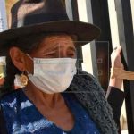 Madre se crucifica en protesta por fuga del asesino de su hija en Bolivia bolivia, justicia, feminicidio,
